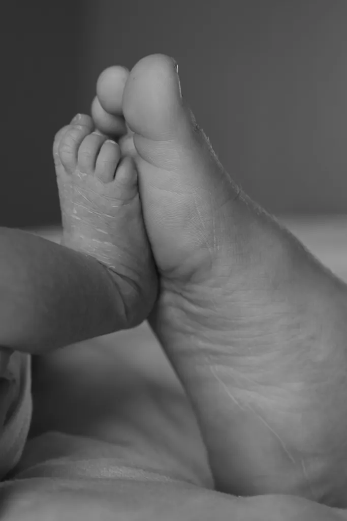 Zwart-witbeeld van de voetjes van een baby