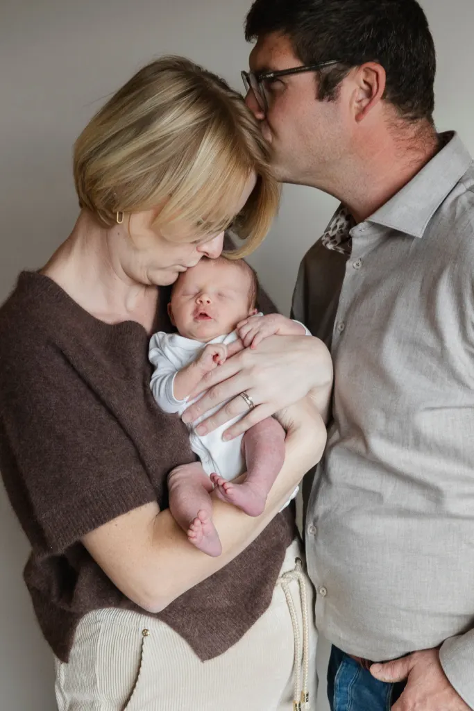 Ouders met hun pasgeboren baby in de armen