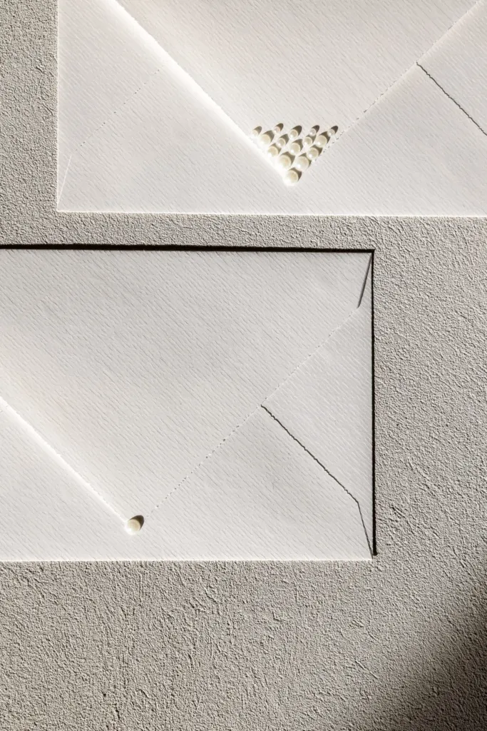 Witte enveloppen met parelversiering