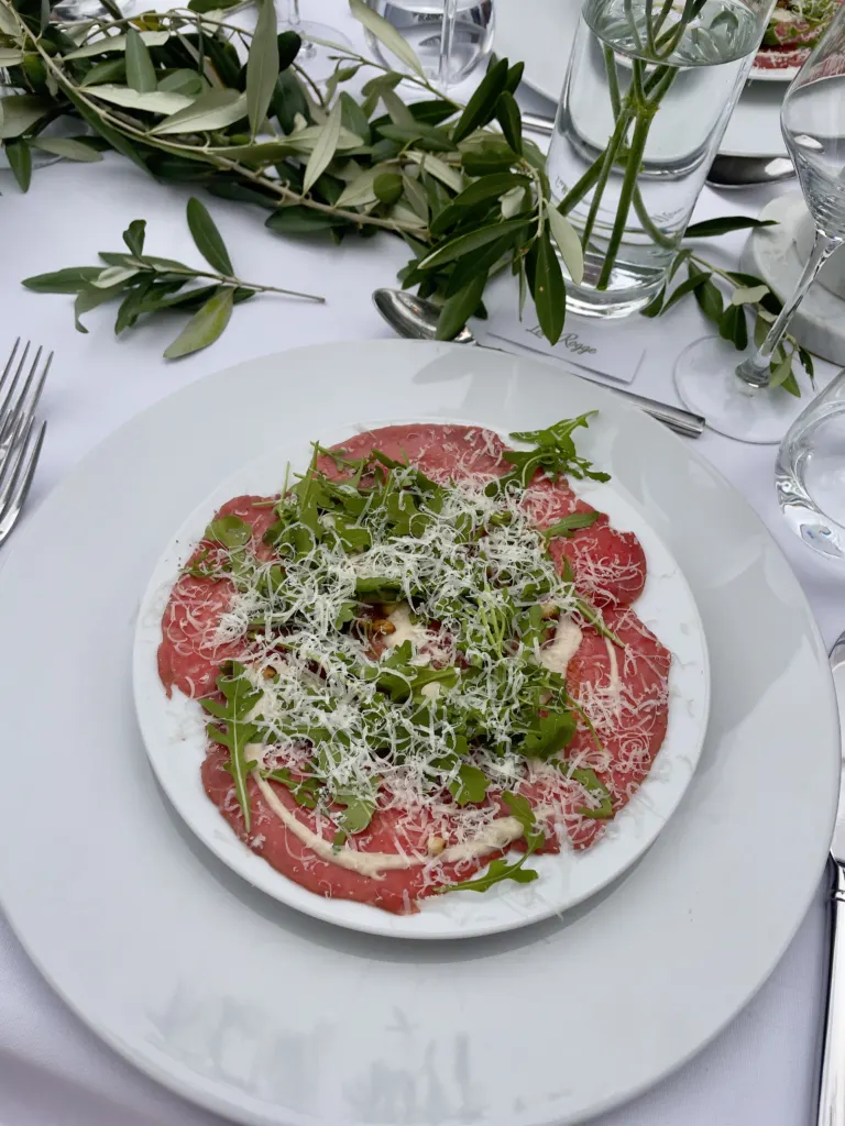 Carpaccio op een wit bord, vastgelegd tijdens het diner