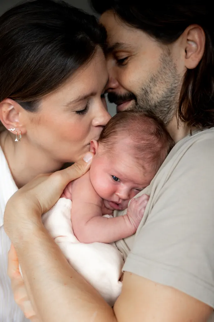 Ouders knuffelen hun pasgeboren baby