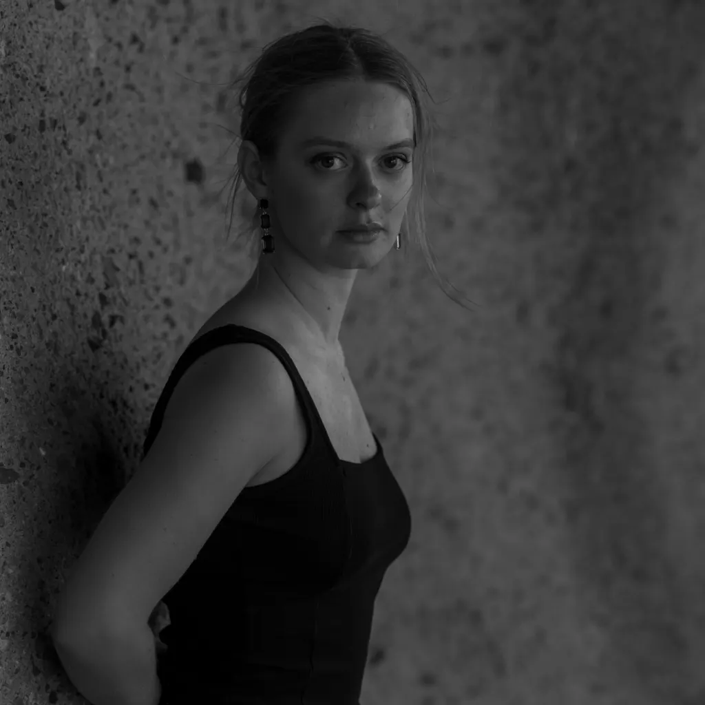 Zwart-witportret van Lore, oprichtster van Atelier Visuelle