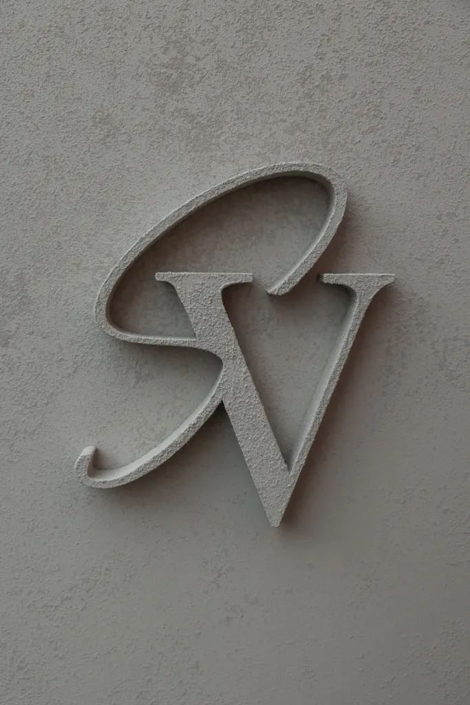 Monogram in steenlook op een grijze achtergrond