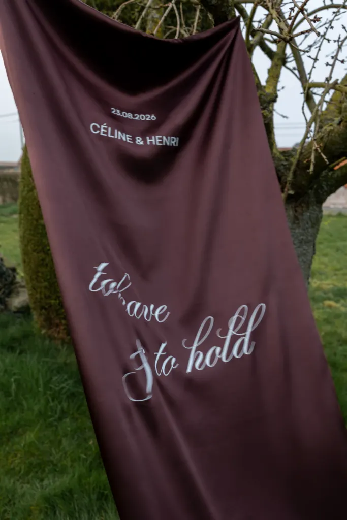 Bordeaux welkomstdoek met kalligrafie aan een boom
